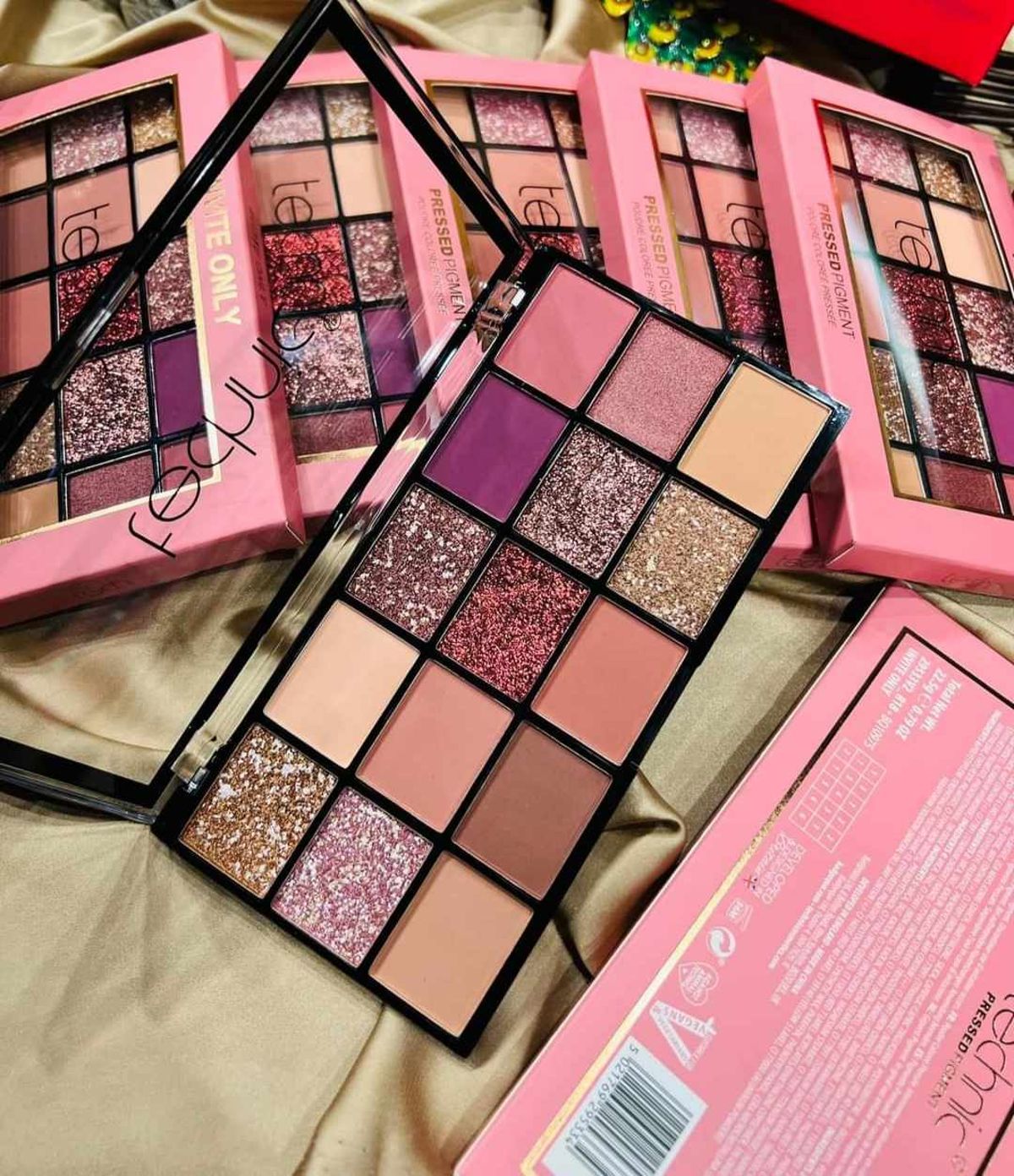 technic invite only eyeshadow palette - Image 1