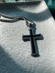 The black Cross_img_1