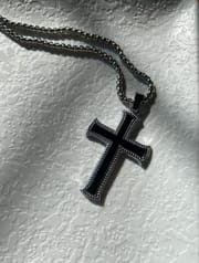 The black Cross_img_0
