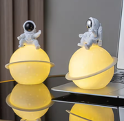 Astronaut-themed LED night light with 3D moon design - Battery Operated_img_1