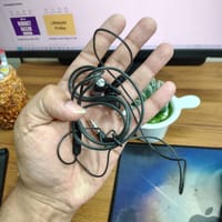 OneTech V2 Wired Earphone With Mic HD Sound Soft Silicon Cable_img_2