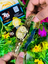 Luxury Gold Quartz Watch with Day & Date Display_img_2