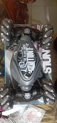 Hand Gesture RC Stunt Car – 4x4 Drift Car with Remote Control & Gesture Sensor Watch_img_1