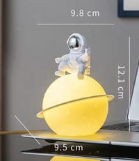 Astronaut-themed LED night light with 3D moon design - Battery Operated_img_9