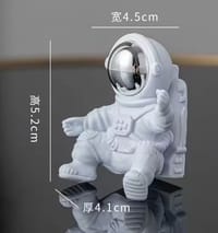 Astronaut-themed LED night light with 3D moon design - Battery Operated_img_10
