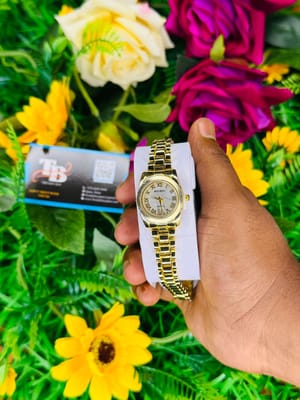 Elegant Gold Women’s Watch with Crystal Bezel_img_1