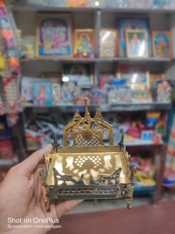 পিতলের সিংহাসন