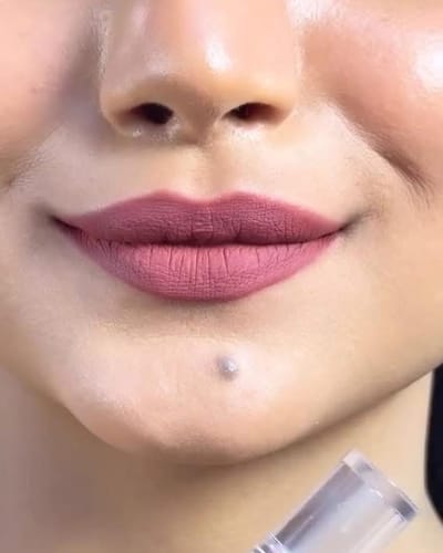 Mars liquid mousse lipstick: Shade 17 (Glam Goddess) - Image 3