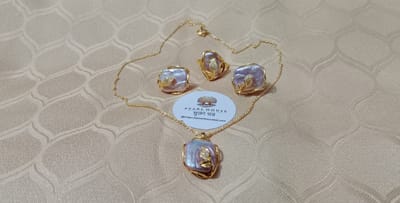 Mother Pearl Pendent Set