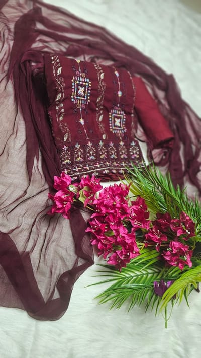 ইন্ডিয়ান আনস্টিচড জর্জেট থ্রি পিস - Image 1