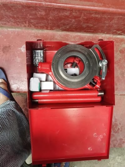 Pipe Threading Die Set 1/2"-2", Ratchet Die Stock set Best Quality same as picture - Image 3