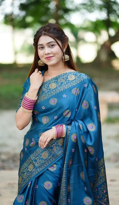 প্রিমিয়াম জাপানি সিল্ক শাড়ী &সাথে ম্যাচিং ব্লাউজ পিস। - Image 1