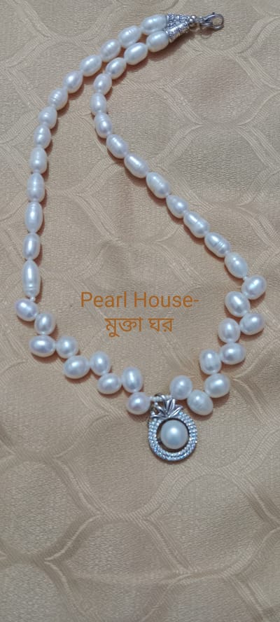 Exclusive Pearl Neckpiece