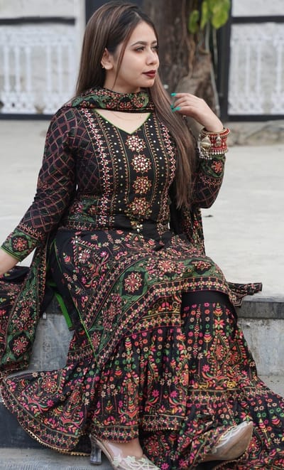 প্রিমিয়াম গাউন থ্রি পিস  (অরিজিনাল) - Image 1