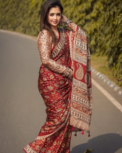 সফ্ট সিল্ক শাড়ির সাথে ব্লাউস আছে - Image 2