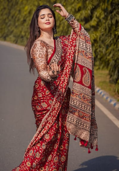 সফ্ট সিল্ক শাড়ির সাথে ব্লাউস আছে - Image 4