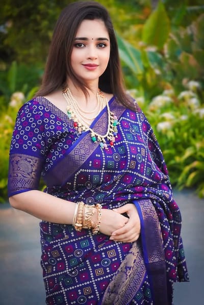 প্রিমিয়াম হাফ সিল্ক শাড়ির সাথে ব্লাউজ পিস আছে - Image 1