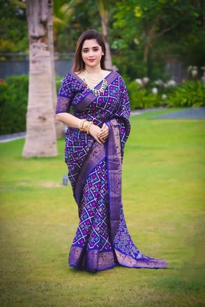 প্রিমিয়াম হাফ সিল্ক শাড়ির সাথে ব্লাউজ পিস আছে - Image 3