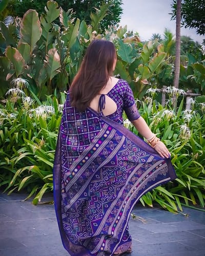 প্রিমিয়াম হাফ সিল্ক শাড়ির সাথে ব্লাউজ পিস আছে - Image 4