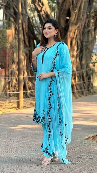 তাঁতাল কাটোওয়ার্ক এমব্রয়ডারি কাজকরা সম্পূর্ণ সেলাই করা থ্রি-পিস কালেকশন - Image 1