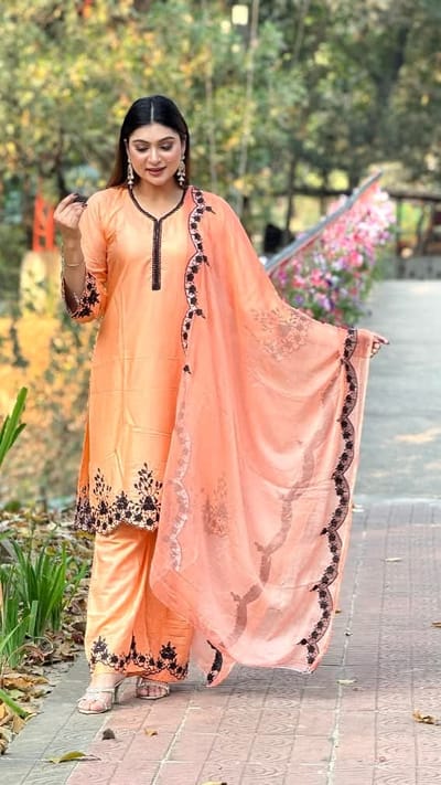 তাঁতাল কাটোওয়ার্ক এমব্রয়ডারি কাজকরা সম্পূর্ণ সেলাই করা থ্রি-পিস কালেকশন - Image 3