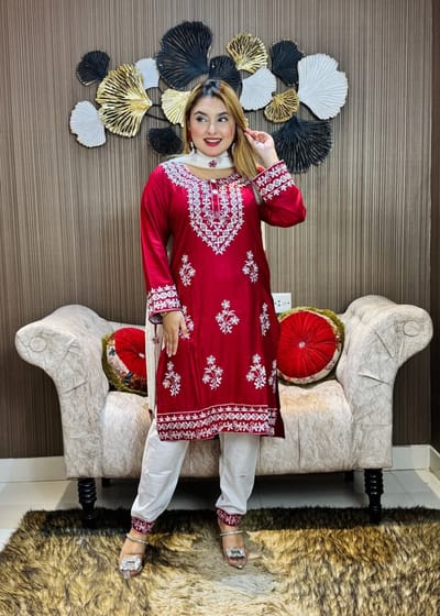 চিকেনকারি নেকলেস ডিজাইনের এমব্রয়ডারি কাজ করা থ্রি-পিস কালেকশন - Image 1