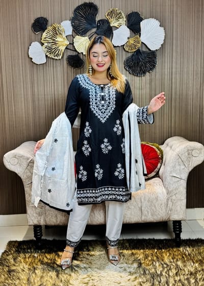 চিকেনকারি নেকলেস ডিজাইনের এমব্রয়ডারি কাজ করা থ্রি-পিস কালেকশন - Image 2