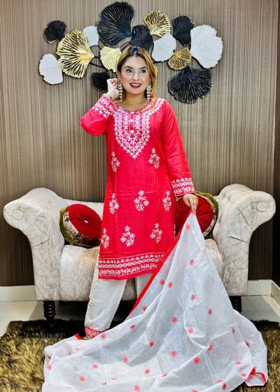 চিকেনকারি নেকলেস ডিজাইনের এমব্রয়ডারি কাজ করা থ্রি-পিস কালেকশন - Image 4