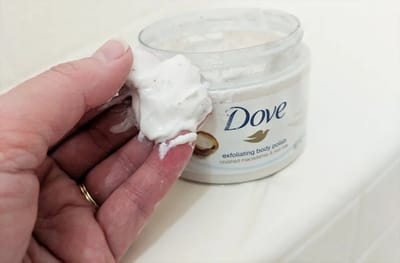 Dove – Exfoliating Body Scrub Macadamia & Rice Milk – 225ml - Image 2