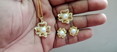 Pearl Pendent set