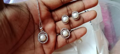 Pearl Pendent set