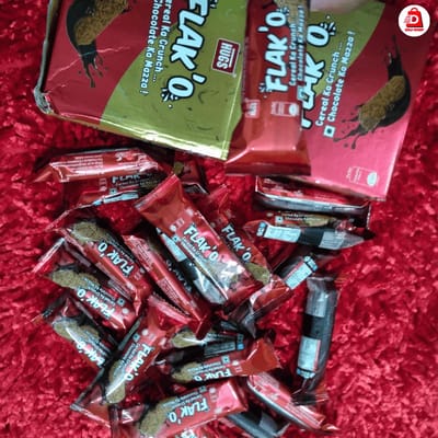 HUGS Flako - Chocolate Cereal (30 pcs) Bars (300 g) - Image 1