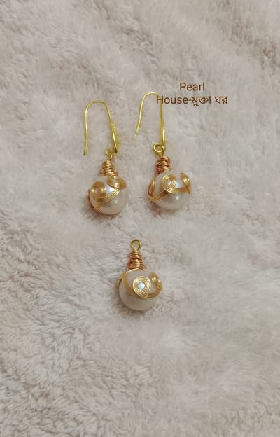 Mother pearl pendent set