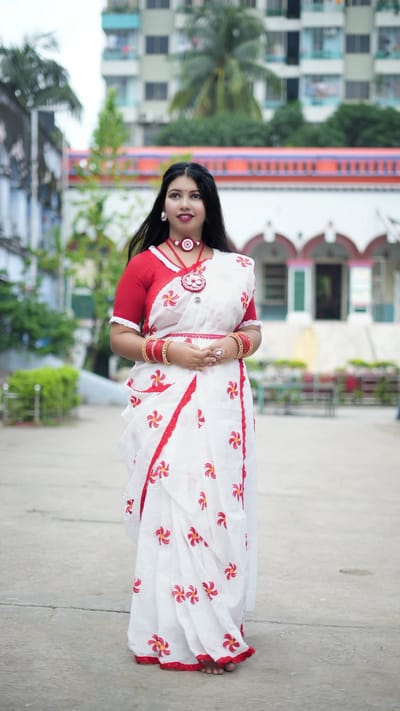 প্রিমিয়াম ধুপিয়ান সিল্ক শাড়ি - Image 1