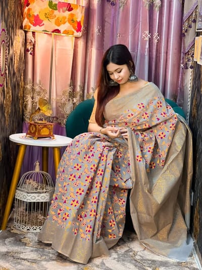 হাফ সিল্কে স্ক্রিন প্রিন্ট কাজ করা শাড়ি - Image 5