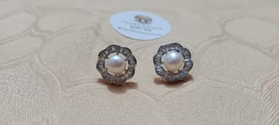 Exclusive Pearl Ear Ring