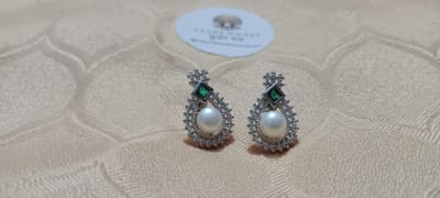 Exclusive Pearl Ear Ring.