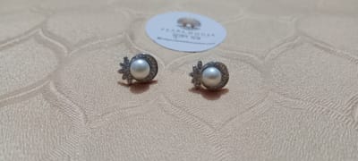 Exclusive Pearl Ear Ring
