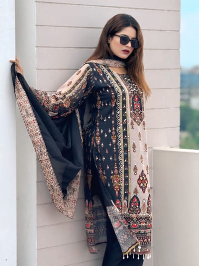 ইন্ডিয়ান ওয়েটলেছ জর্জেট কাপড়ের থ্রি পিছ - Image 3