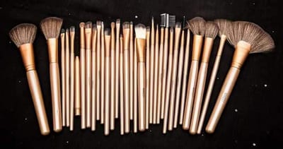 32 piece Full Makeup Brush Set. (Face , Eyes and Lips Brush) - Image 1
