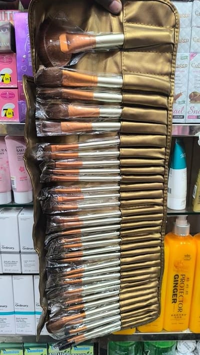 32 piece Full Makeup Brush Set. (Face , Eyes and Lips Brush) - Image 2