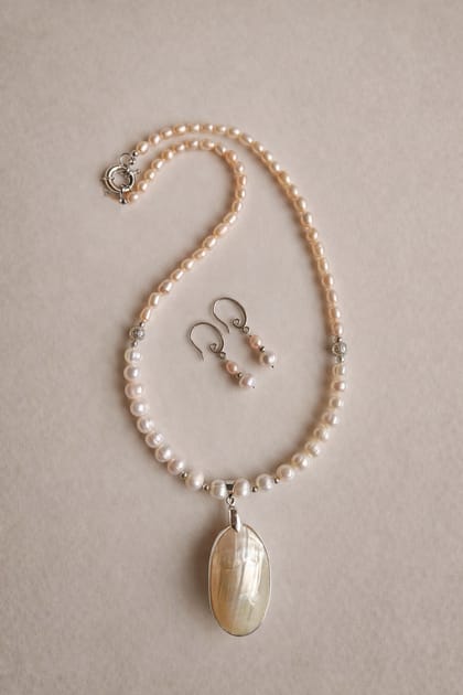 Exclusive Pearl Necklace With Locket