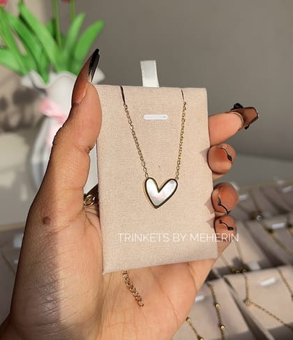 WHITE SHELL LOVE PENDANT