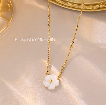 Daisy floral pendant