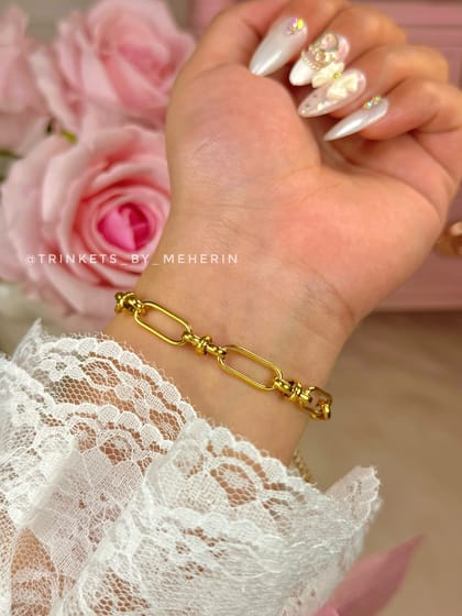 Trendy shackles design bracelet