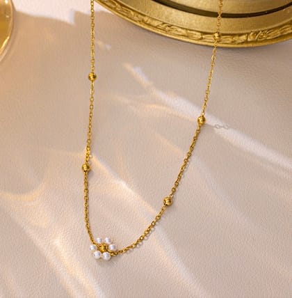 Minimal daisy neckpiece