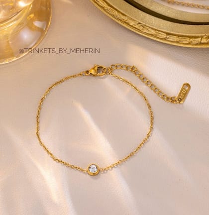 Minimal solitare stone bracelet