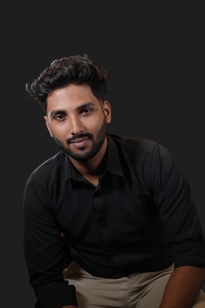 ILIAF Timeless Black Essential Shirt - Versatile Professional Wear