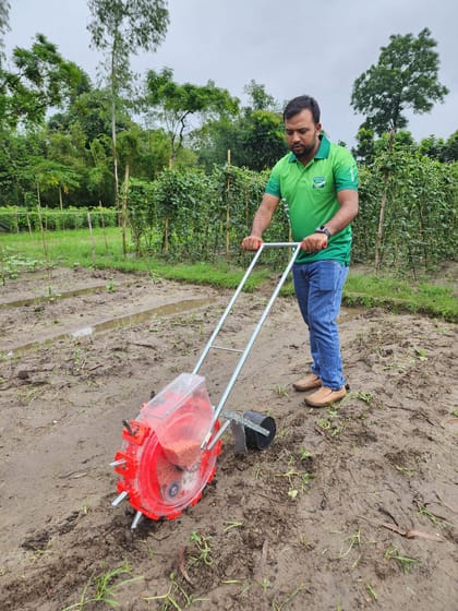 সবথেকে প্রিমিয়াম ভূট্টা লাগানোর মেশিন । The most premium corn planting machine