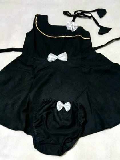 বাচ্চা মেয়েদের সুতি কাপড়ের জামা ও প্যান্ট সেট।